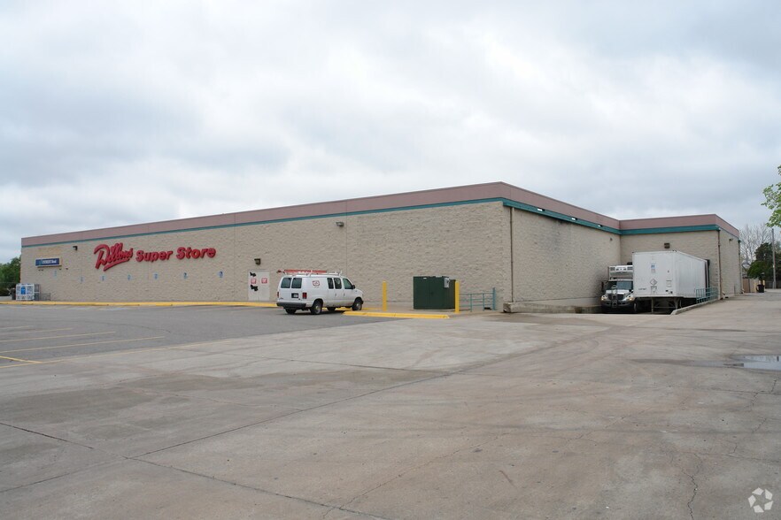 More Photos Of 5500 E Harry St, Wichita Supermarket For Lease