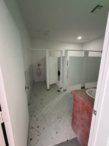 More Photos Of 345 NW 24th St, Miami Storefront Retail Office For Sale