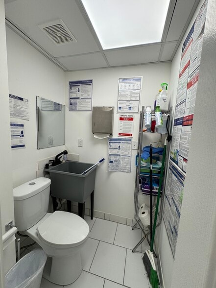 More Photos Of 121 S State St, Belvidere Flex For Sale