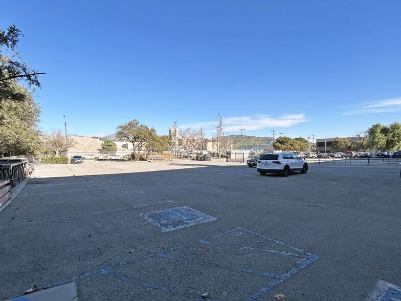 More Photos Of 8963-8969 Bradley Ave, Sun Valley Warehouse For Lease