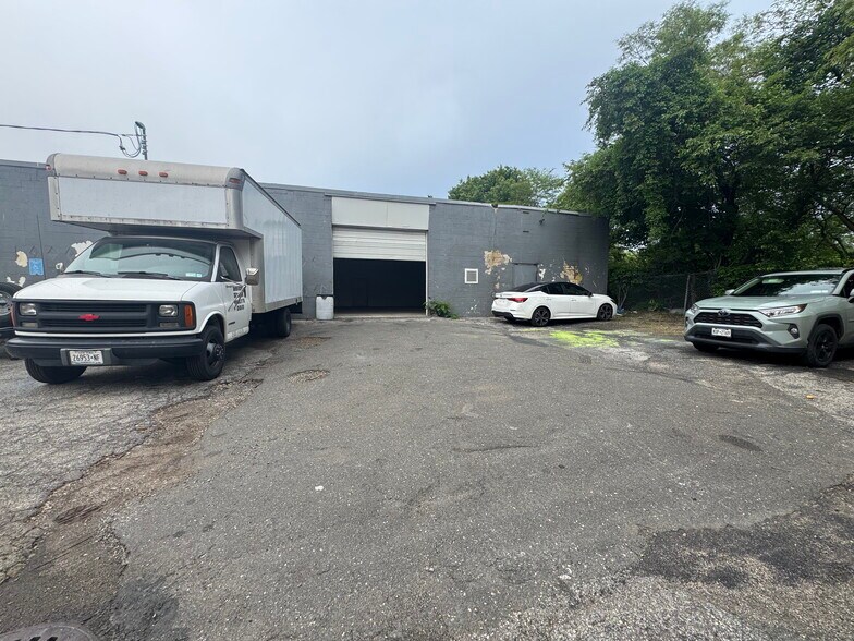More Photos Of 1359-1365 Straight Path, Wyandanch Warehouse For Lease
