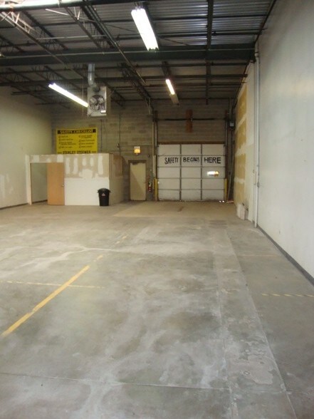 More Photos Of 1277 Naperville Dr, Romeoville Warehouse For Lease