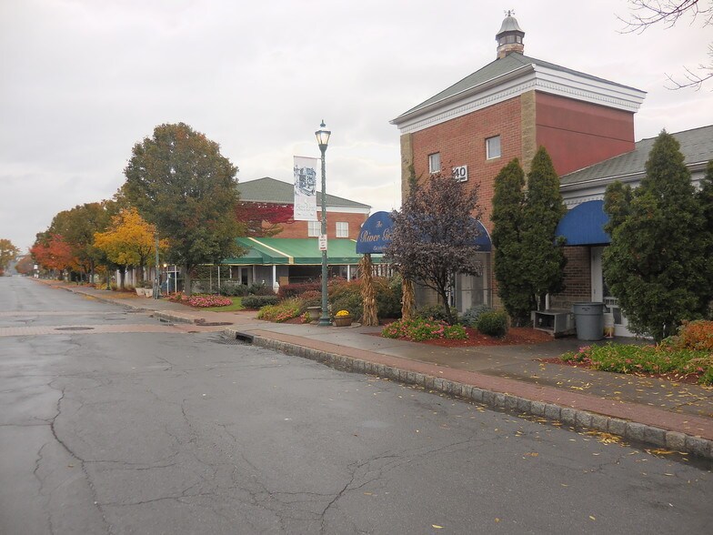 More Photos Of 40 Front St, Newburgh Restaurant For Lease