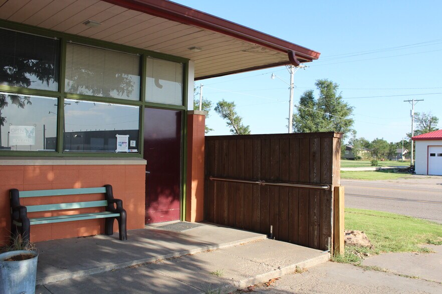 More Photos Of 112 Barclay Ave, Wa Keeney Veterinarian Kennel For Sale