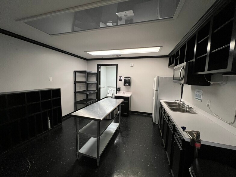 More Photos Of 11799 Mansfield Rd, Keithville Freestanding For Lease