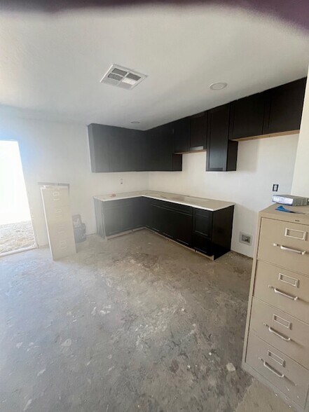 More Photos Of 1270 E Riverside St, Shafter Service For Sale