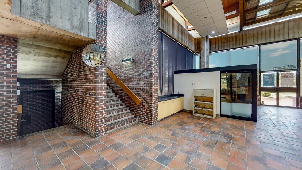 More Photos Of 8801 S Tacoma Way, Tacoma Freestanding For Lease