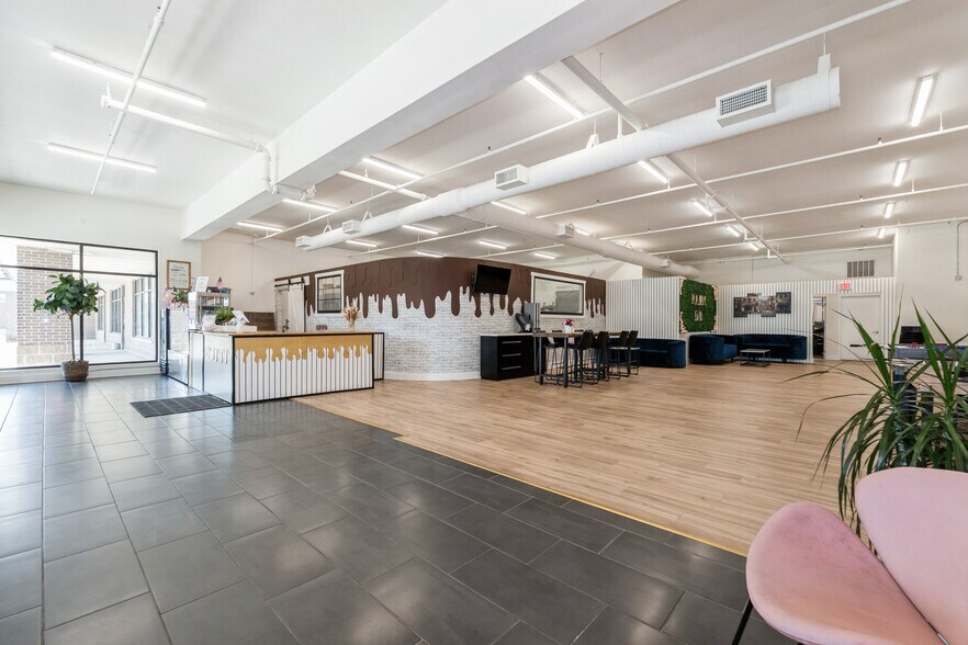 More Photos Of 5500 Merle Hay Rd, Johnston Storefront For Sale