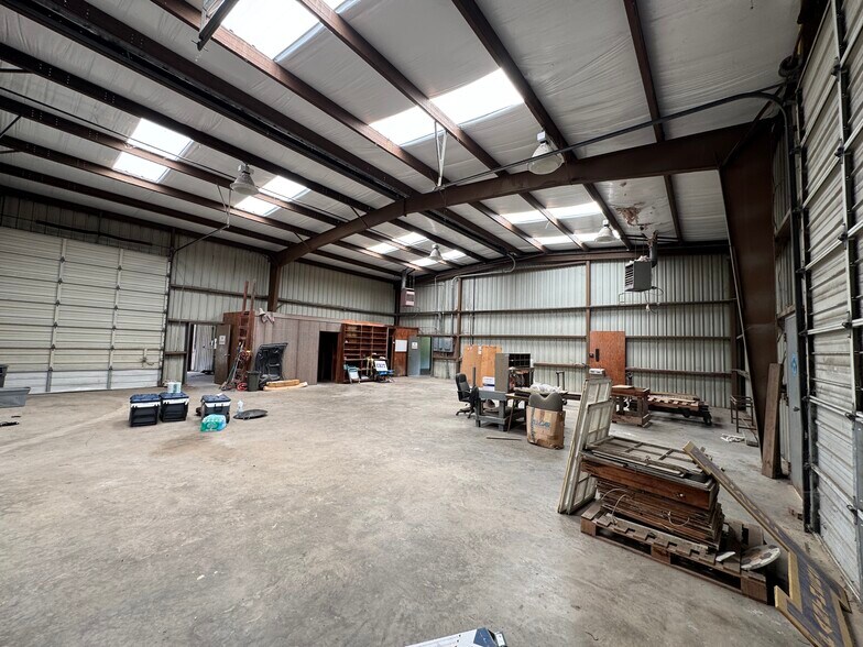 More Photos Of 1208 S Chestnut St, Lufkin Showroom For Sale