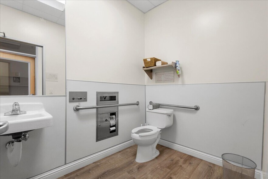 More Photos Of 482 W MacArthur Blvd, Oakland Medical For Sale