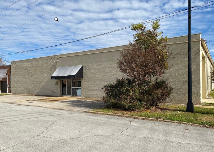 More Photos Of 319 S Broadway St, Tupelo Showroom For Lease