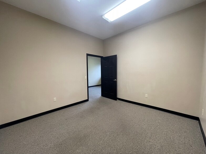 More Photos Of 2585 Eastwood Dr, Columbus Office For Lease