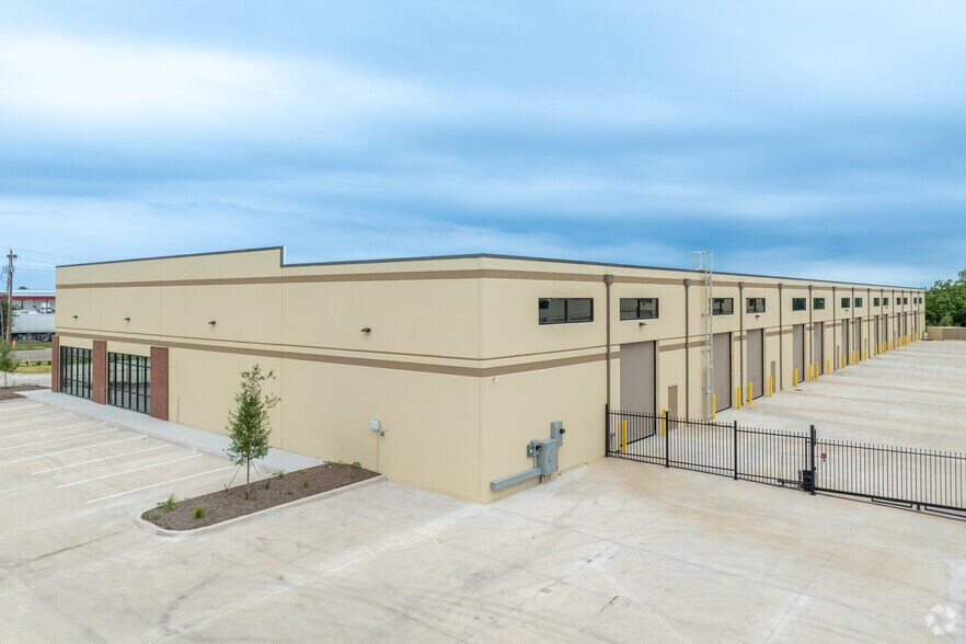 More Photos Of 520 S Great Southwest Pky, Grand Prairie Industrial For Lease