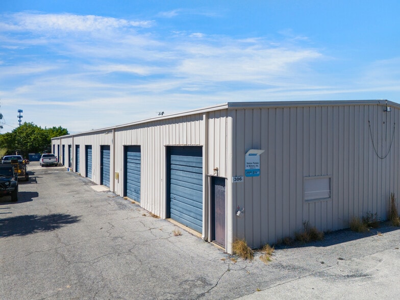 More Photos Of 306 Warfield Ave, Venice Warehouse For Lease