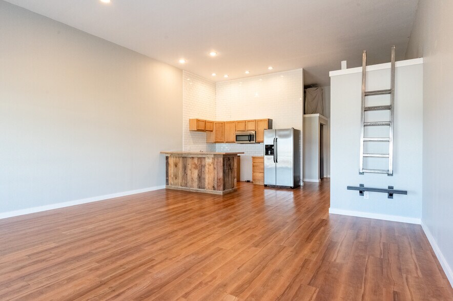 More Photos Of 211 Jetway Dr, Belgrade Flex For Sale