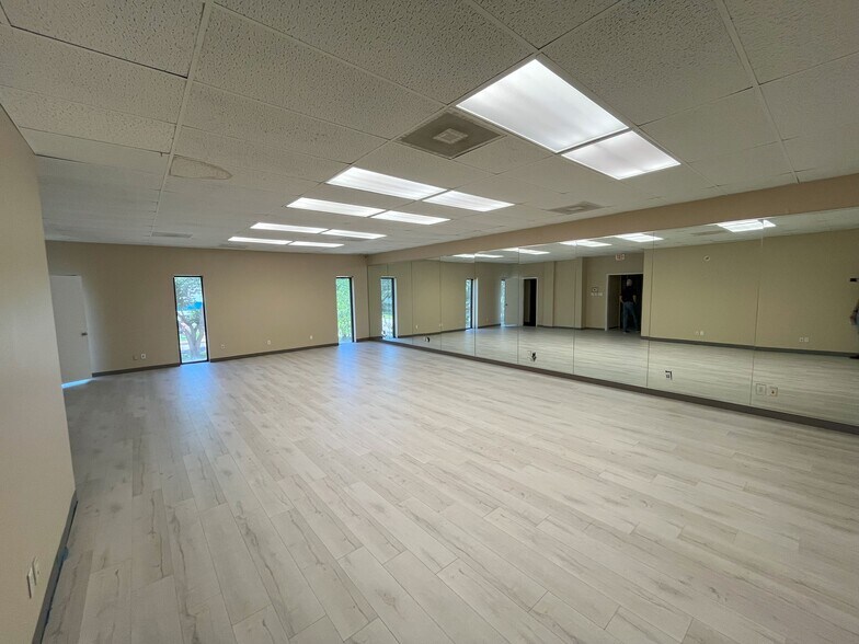 More Photos Of 1720 Townhurst Dr, Houston Warehouse For Sale