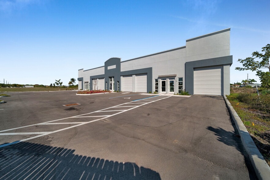 More Photos Of 1913 NE 10th Ter, Cape Coral Flex For Lease