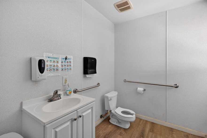 More Photos Of 530 N Cloverdale Blvd, Cloverdale Specialty For Sale