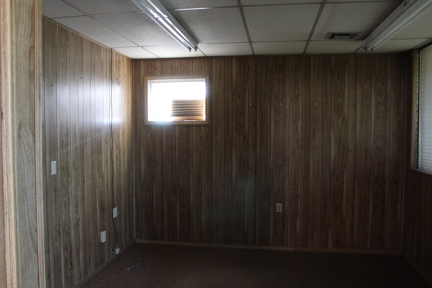 More Photos Of 814 9th St, Woodward Office For Sale