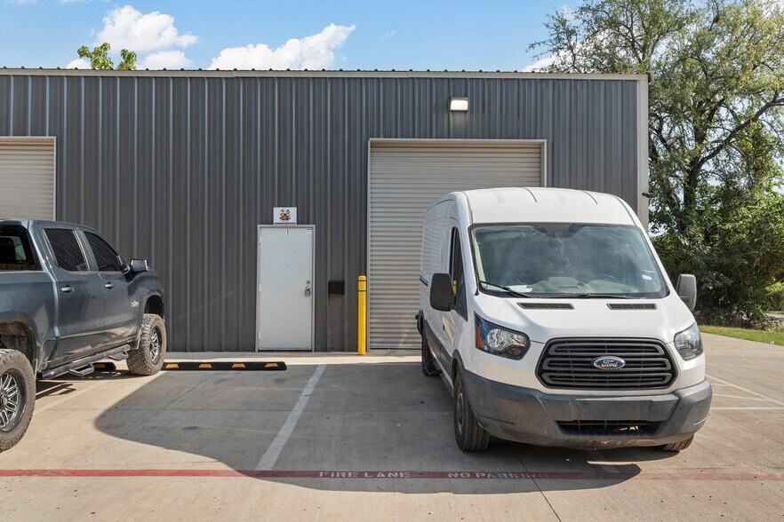 More Photos Of 210-212 Stanfield Dr, Waco Light Manufacturing For Sale