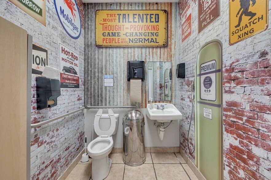 More Photos Of 4545 W Hillsborough Ave, Tampa Warehouse For Sale