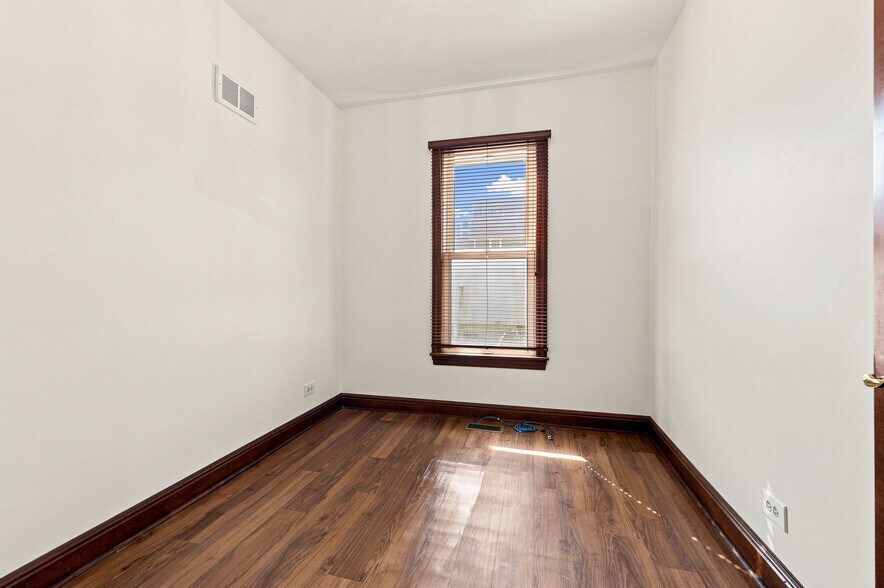 More Photos Of 112 W Liberty Dr, Wheaton Office For Sale