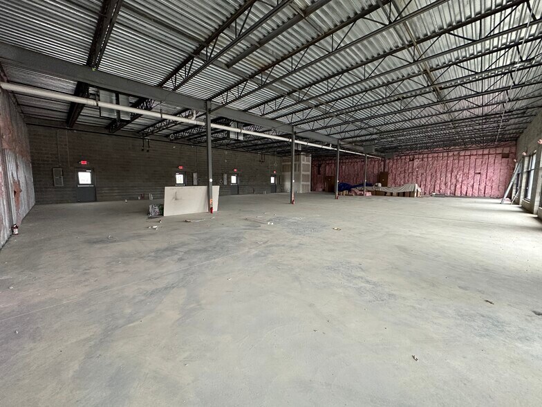 More Photos Of 2800 E West Maple Rd, Commerce Township Storefront Retail Office For Lease