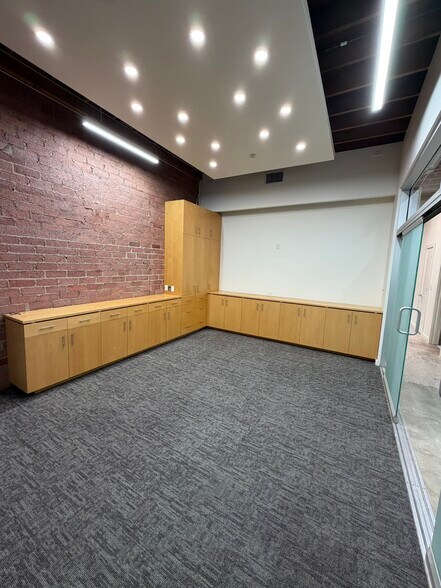 More Photos Of 2558 Overland Ave, Los Angeles Office For Lease