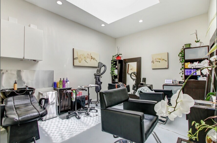More Photos Of 114 Doheny Dr, Beverly Hills Office For Sale