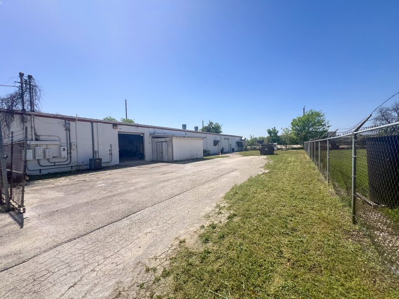 More Photos Of 1111 Paulsun St, San Antonio Light Manufacturing For Lease