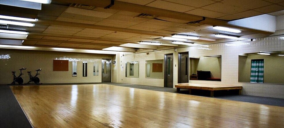 More Photos Of 1940 McIntyre St, Regina Schools For Lease