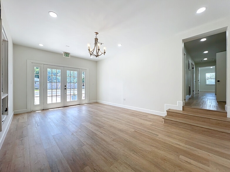 More Photos Of 507 East St, Longwood Office Residential For Lease