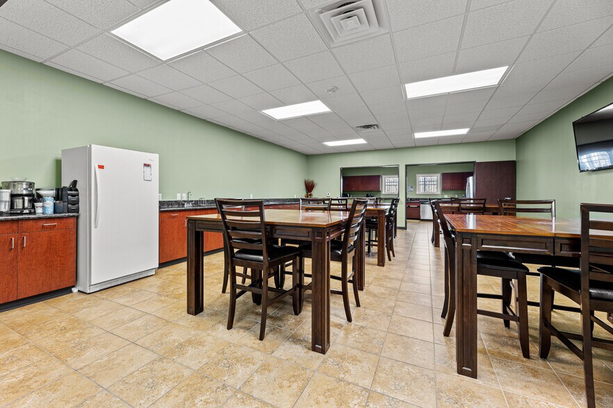 More Photos Of 1271 Rayford Bnd, Spring Light Manufacturing For Sale