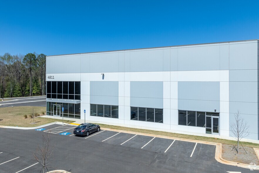 More Photos Of 4811 Flat Shoals Rd, Union City Distribution For Lease