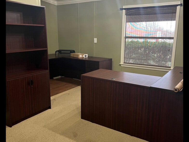 More Photos Of 500 Dennis Rd, Weatherford Flex For Lease