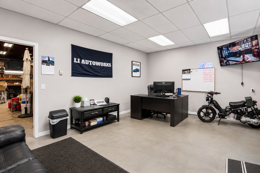 More Photos Of 152 Railroad St, Huntington Warehouse For Sale