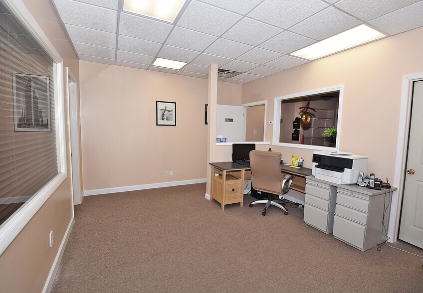 More Photos Of 20 W Park Ave, Long Beach Storefront Retail Office For Lease