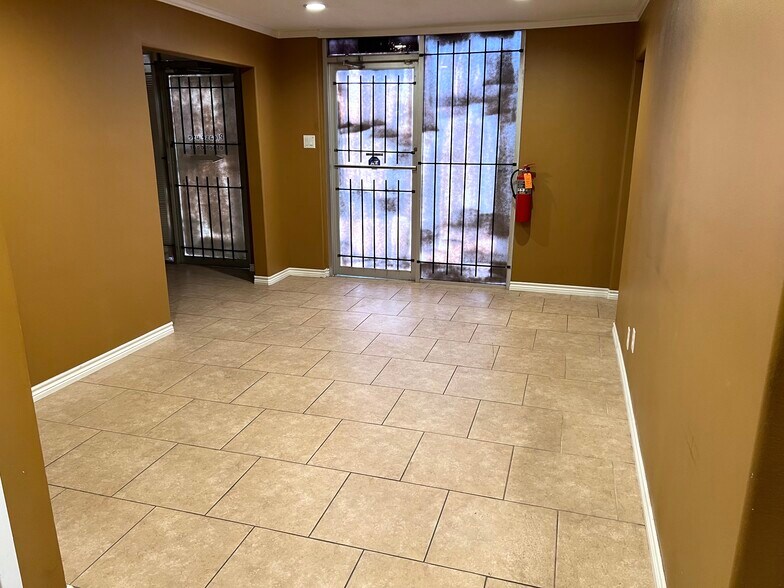 More Photos Of 5508-5516 Brewster St, San Antonio Warehouse For Lease