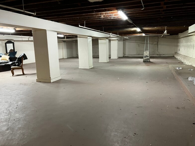 More Photos Of 1330 19th St, Bakersfield Showroom For Lease