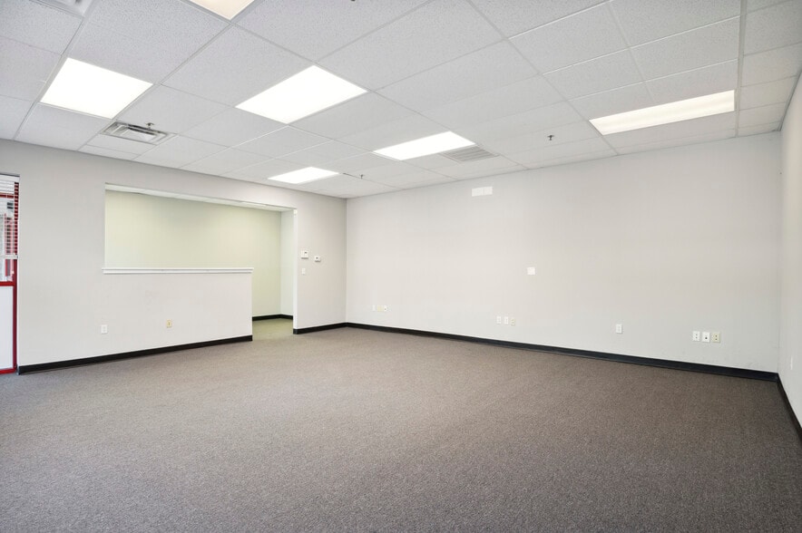 More Photos Of 161-191 Edgemoor Rd, Wilmington Light Distribution For Lease