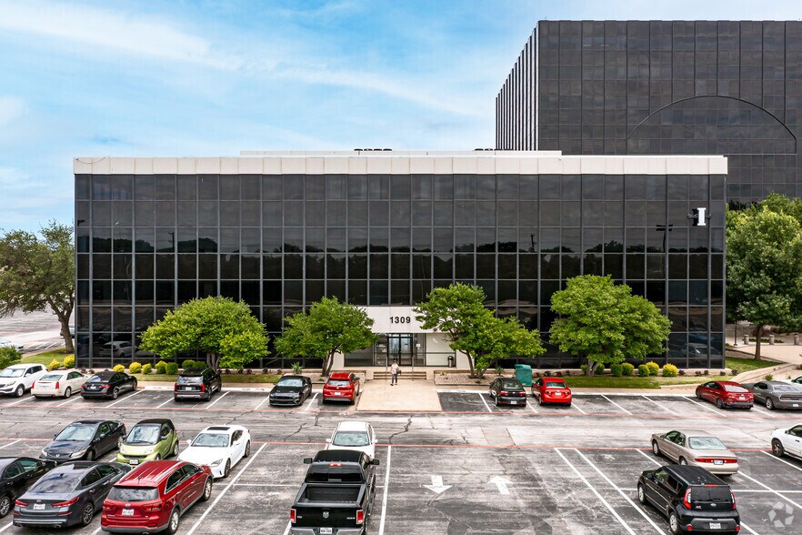 More Photos Of 1309 W 15th St, Plano Office For Lease