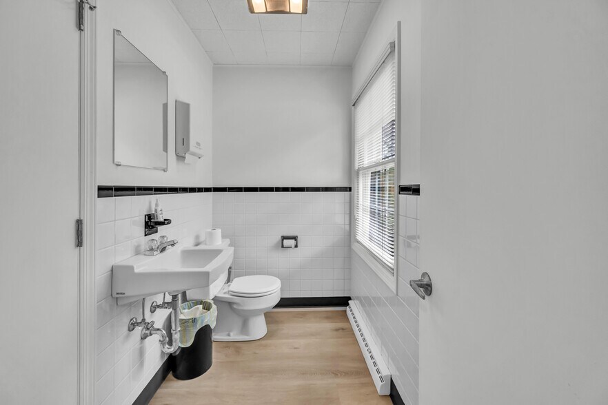 More Photos Of 172 Mount Pleasant Rd, Newtown Medical For Lease