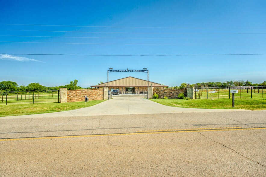 More Photos Of 39812 Hazel Dell Rd, Shawnee Veterinarian Kennel For Sale