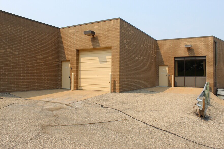 More Photos Of 401-429 W Travelers Trl, Burnsville Research And Development For Lease