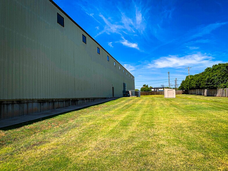 More Photos Of 711 NE 39th St, Oklahoma City Warehouse For Sale