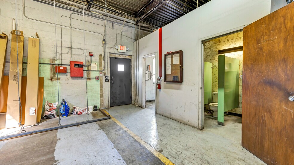 More Photos Of 333 Sante Ave, Kirkwood Warehouse For Lease