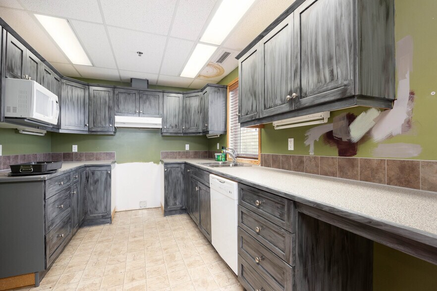 More Photos Of 105 Oak Crt, Anzac Warehouse For Sale