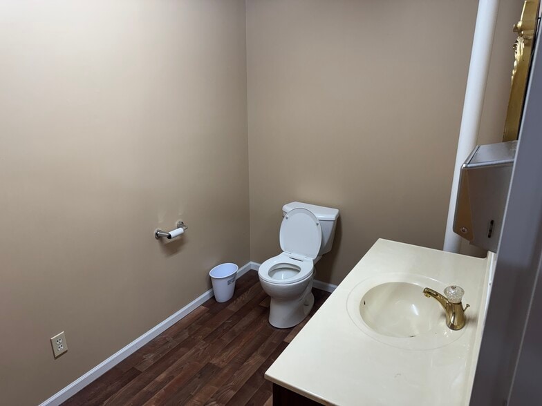 More Photos Of 1501 N Water St, Decatur Office For Sale