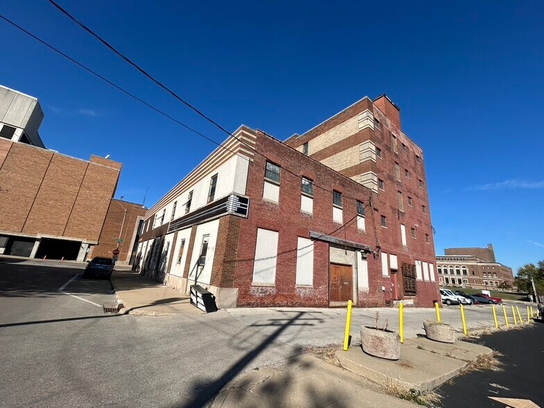 More Photos Of 503 N East St, Bloomington General Retail For Lease