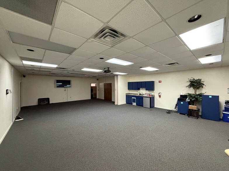 More Photos Of 12625 40th St N, Clearwater Warehouse For Lease